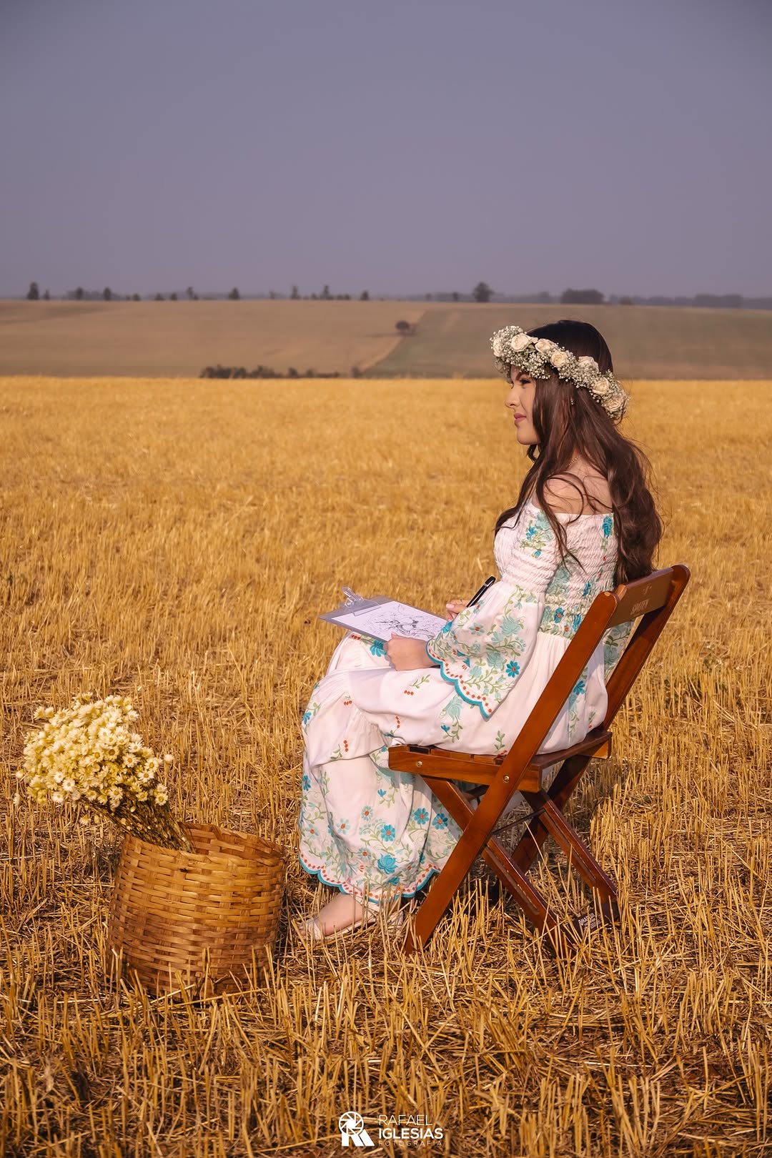 Debutante com coroa de flores em meio a um campo de trigo dourado