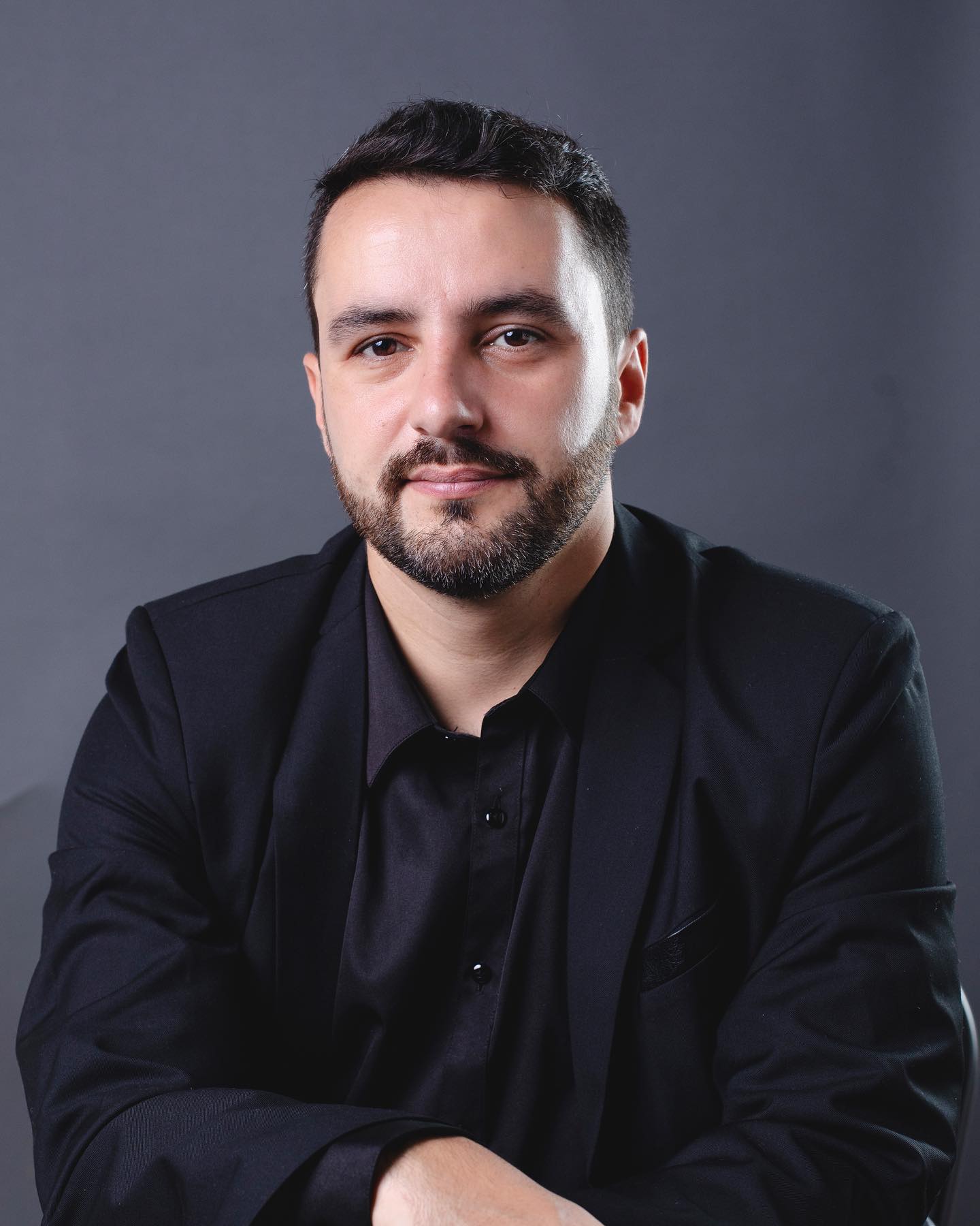 Retrato de Rafael Iglesias, fotógrafo, em estúdio